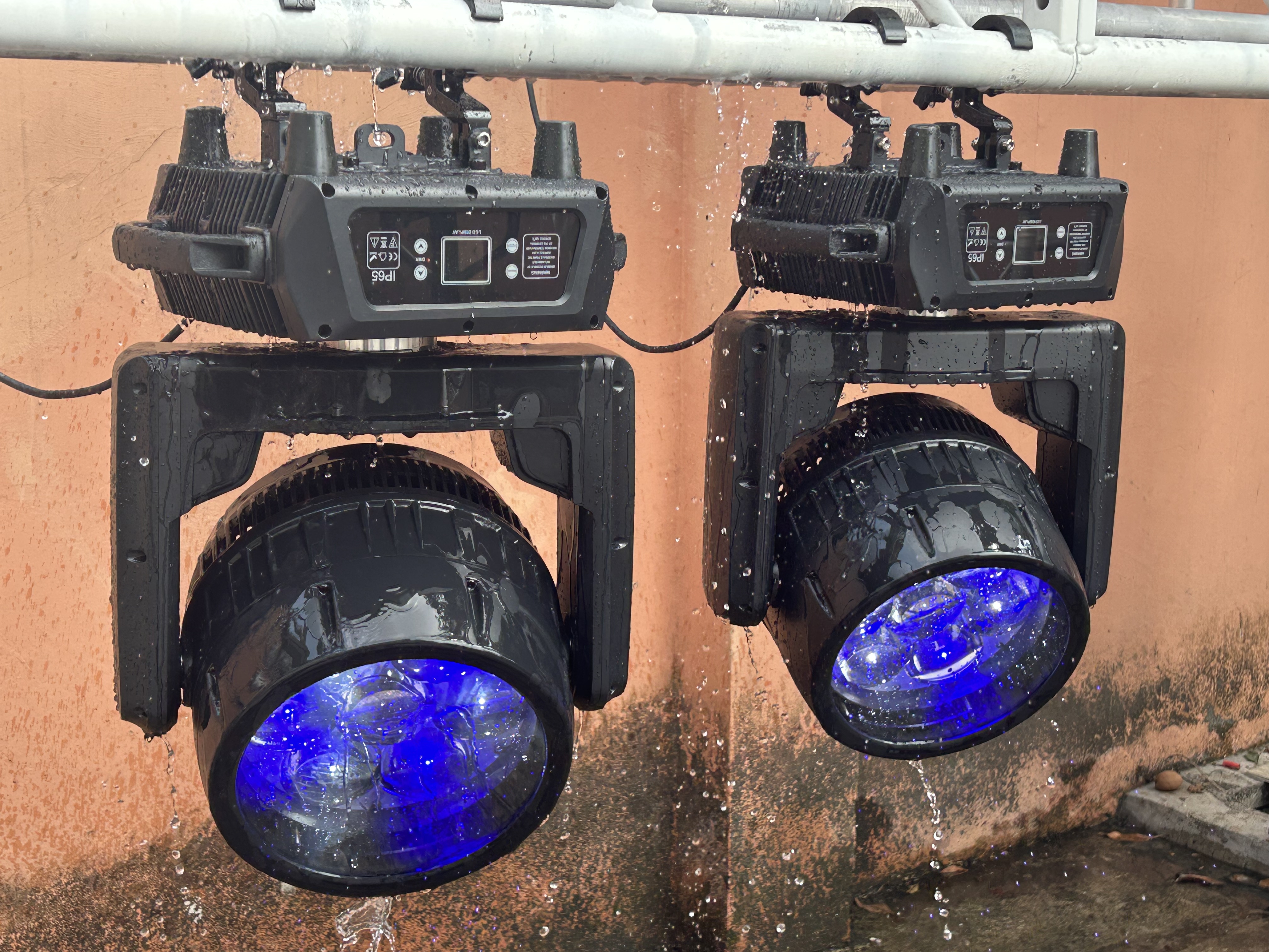 7x60W IP65 Bee Eye Waterproof LED Moving Head Light rain test