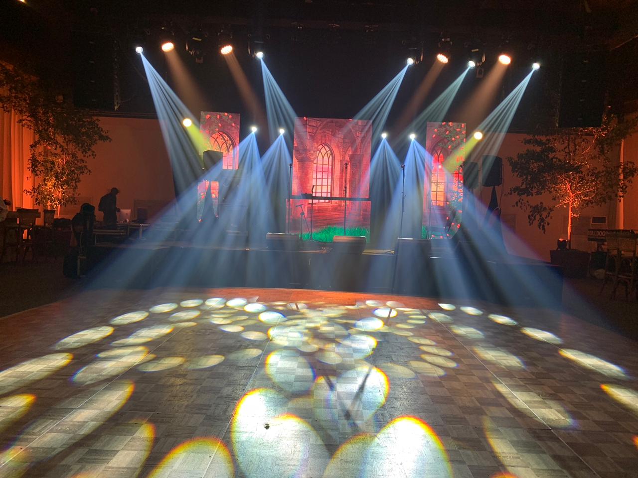 Diseño de iluminación de moda en el bar Dominic Lounge | 19 luces LED de sacudida de cabeza de 15w rgbw 4 en 1 zoom