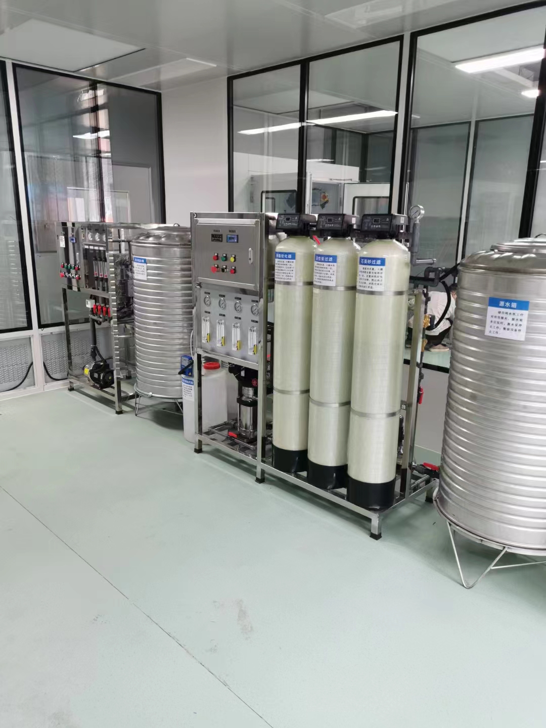 A daily chemical plant in Jinhua has 1000 liters per hour, double-stage reverse osmosis pure water equipment