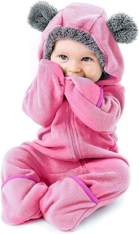 Pelele rosa polar con gorro y muñeca – Para bebés adorables en invierno