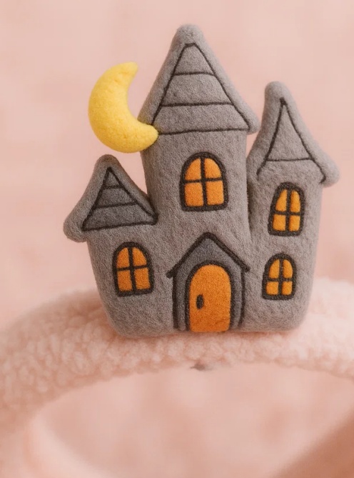 Beebi plüüsist peapael – Kummitava maja disain