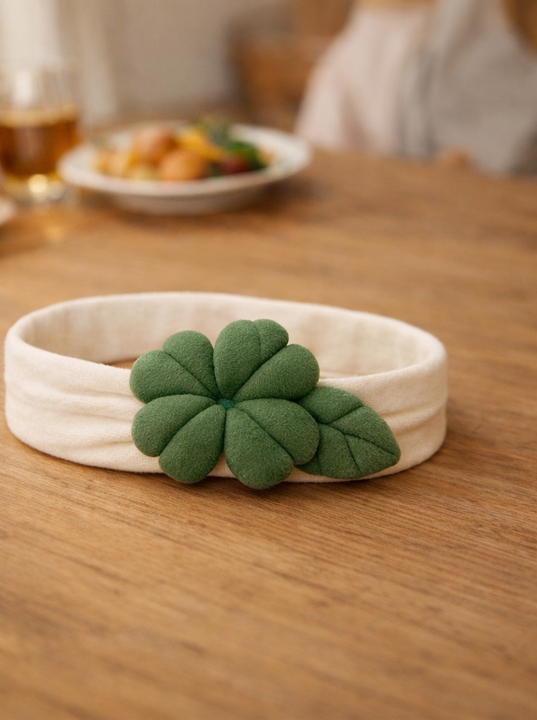 Faixa de cabelo bebê com trevo 3D – ideal para clientes B2B