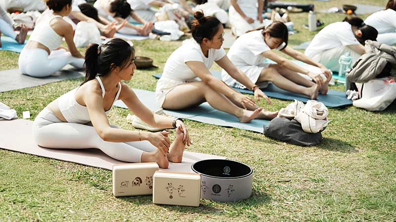 打造最溫暖的身心靈    貓咪療癒奇蹟！Mukasa白色瑜珈點亮森林公園