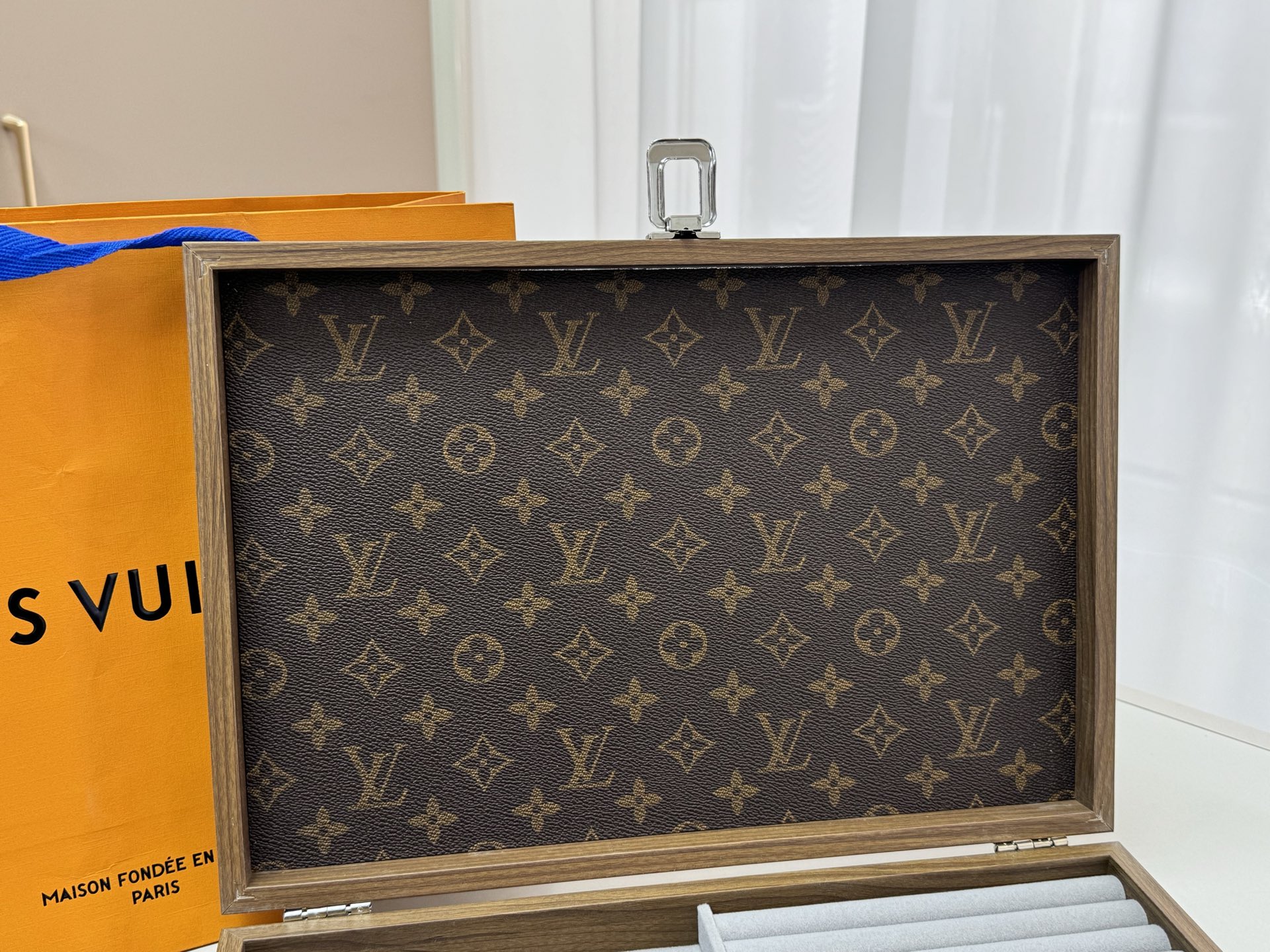 lv