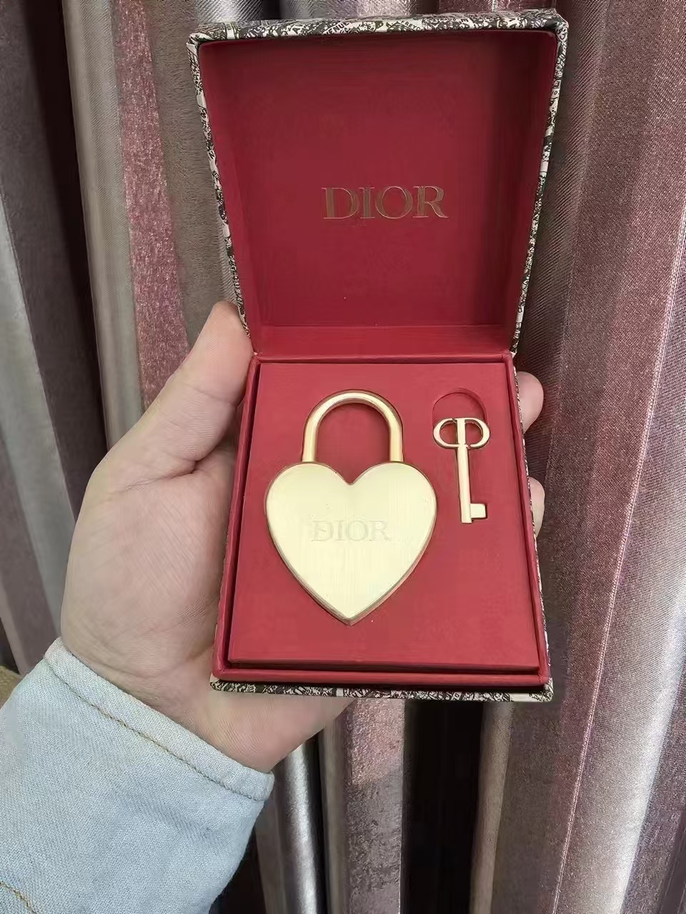 dior lock red color