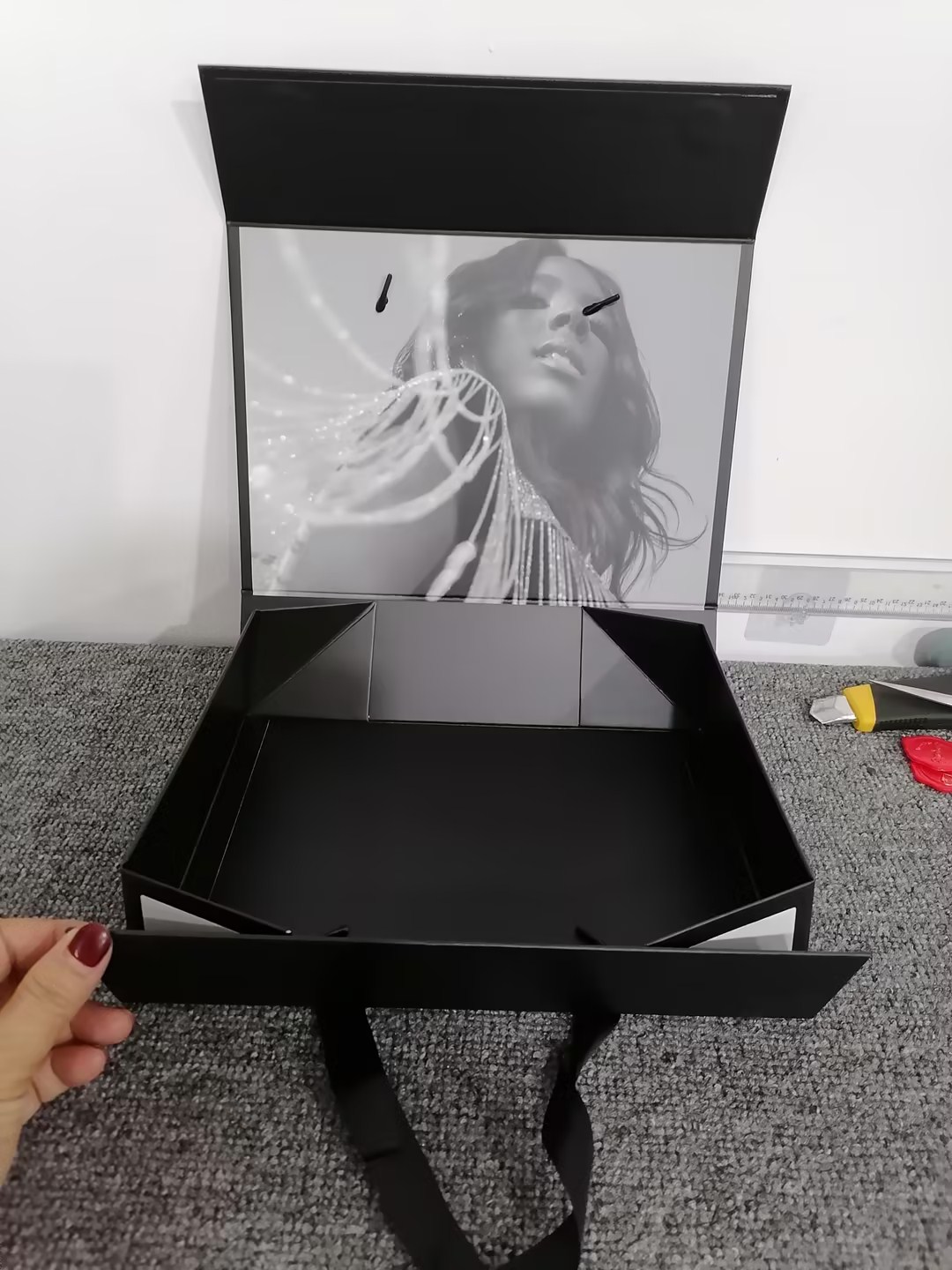 Luxury Custom Perfume Fragrance Bottles Packing Foldable Magnetic Cardboard Closure Flat Rigid Perfume Paper box  with Ribbon Handle