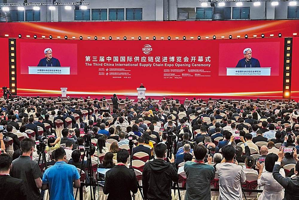 黃仁勳秀中文點讚中國AI大模型
