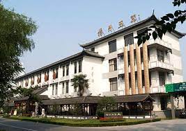 揚州玉器廠是全國玉器重點生產廠建於1956年