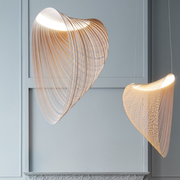 Modern Sculptural Wooden Pendant Light – Artistic Curved Design Ceiling Lamp for Dining Room & Gallery