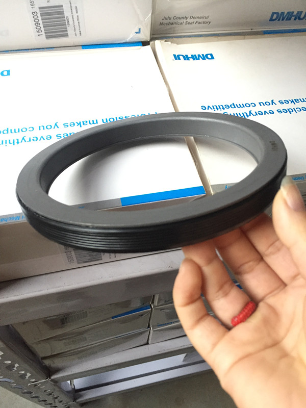 COMBI Radial Shaft Seal for Agricultural Couplers