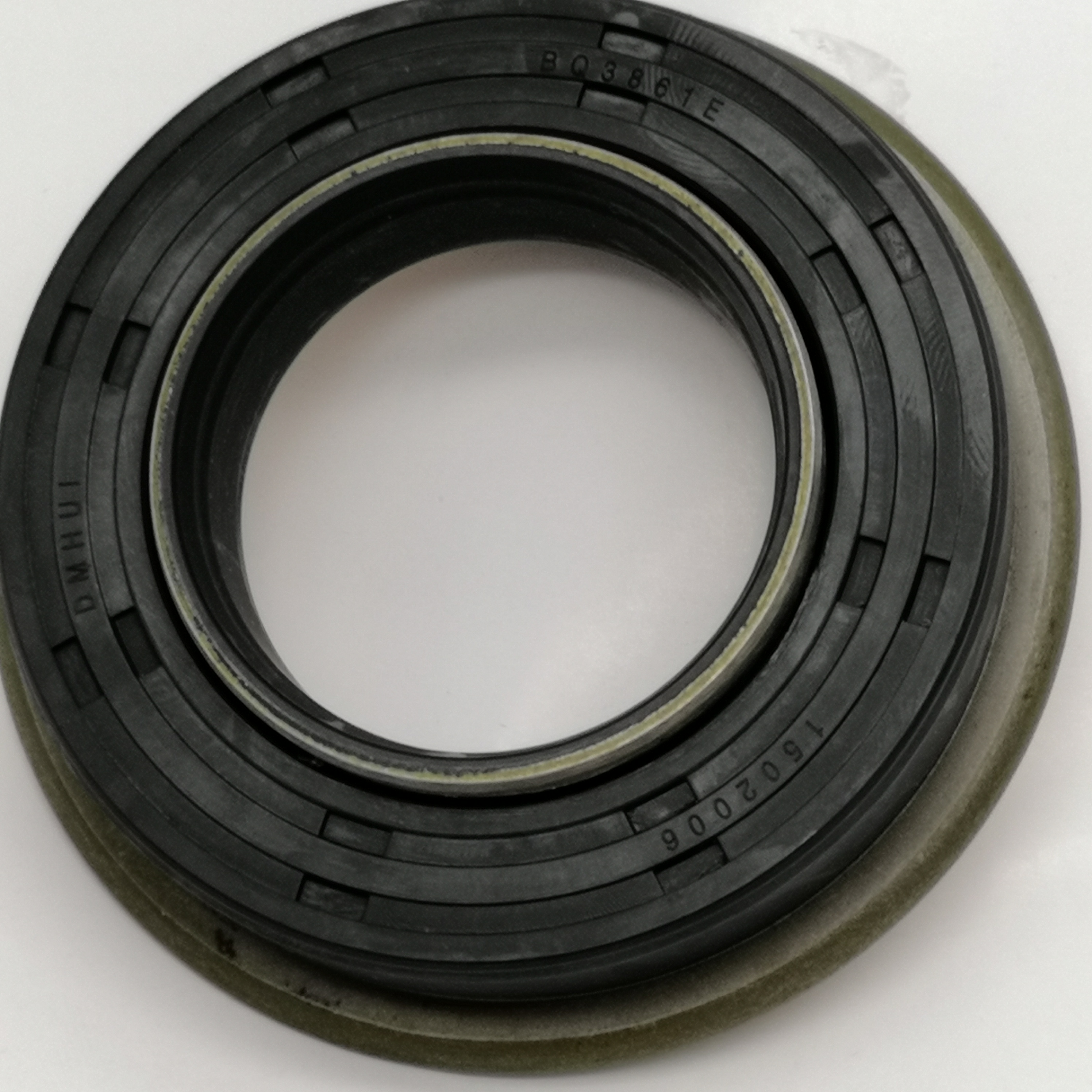 How Environmental Conditions Impact Agricultural Machinery Oil Seals