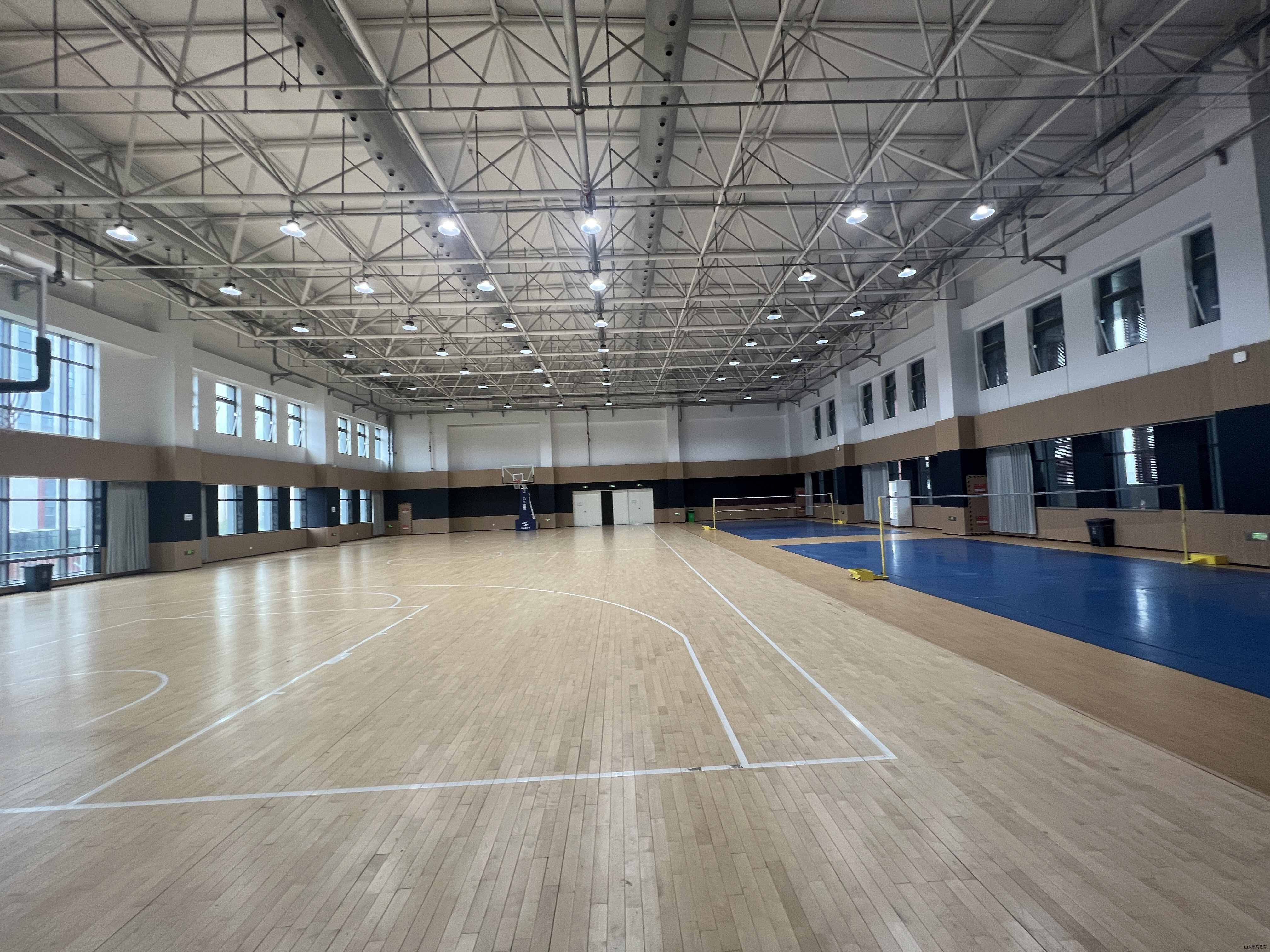 室内篮球场