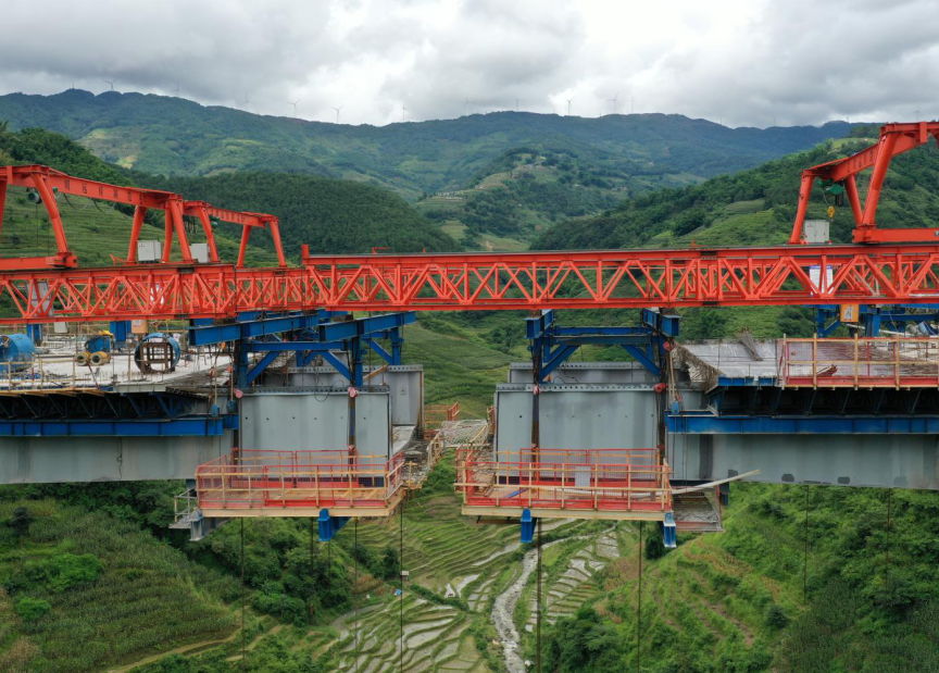 地约科1号大桥波形钢腹板顺利合龙
