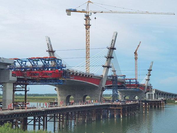 淮河特大桥异步挂篮工程