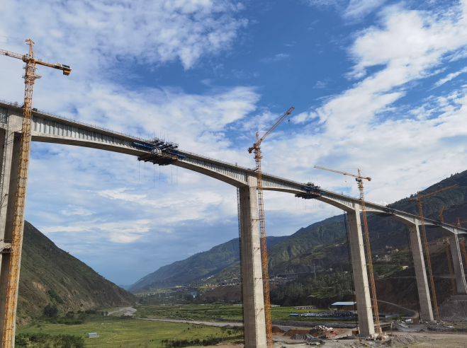 云南龙东格复建公路控制性工程小江大桥顺利合龙