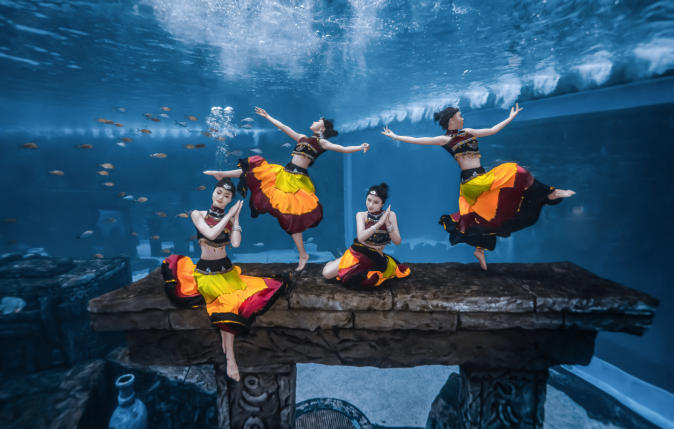 全国首创“水下花腰彝舞龙”昆明融创海世界上演！云南民族非遗“潜”入海底闹新春