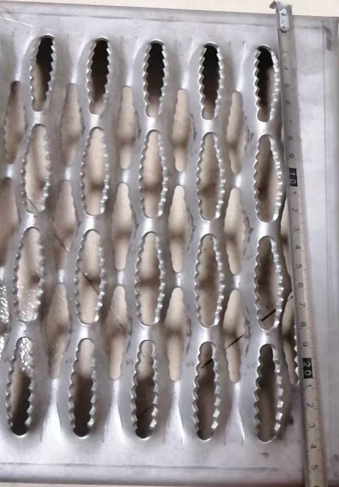 Standard Gauge Walkway Aluminum Serrated Perforated Anti-Slip Tread Plate