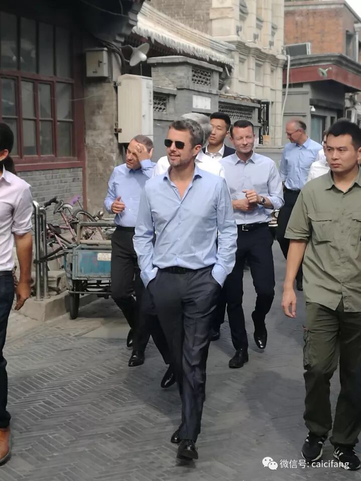 风度翩翩的丹麦王储殿下成为杨梅竹设计周的一道靓丽风景