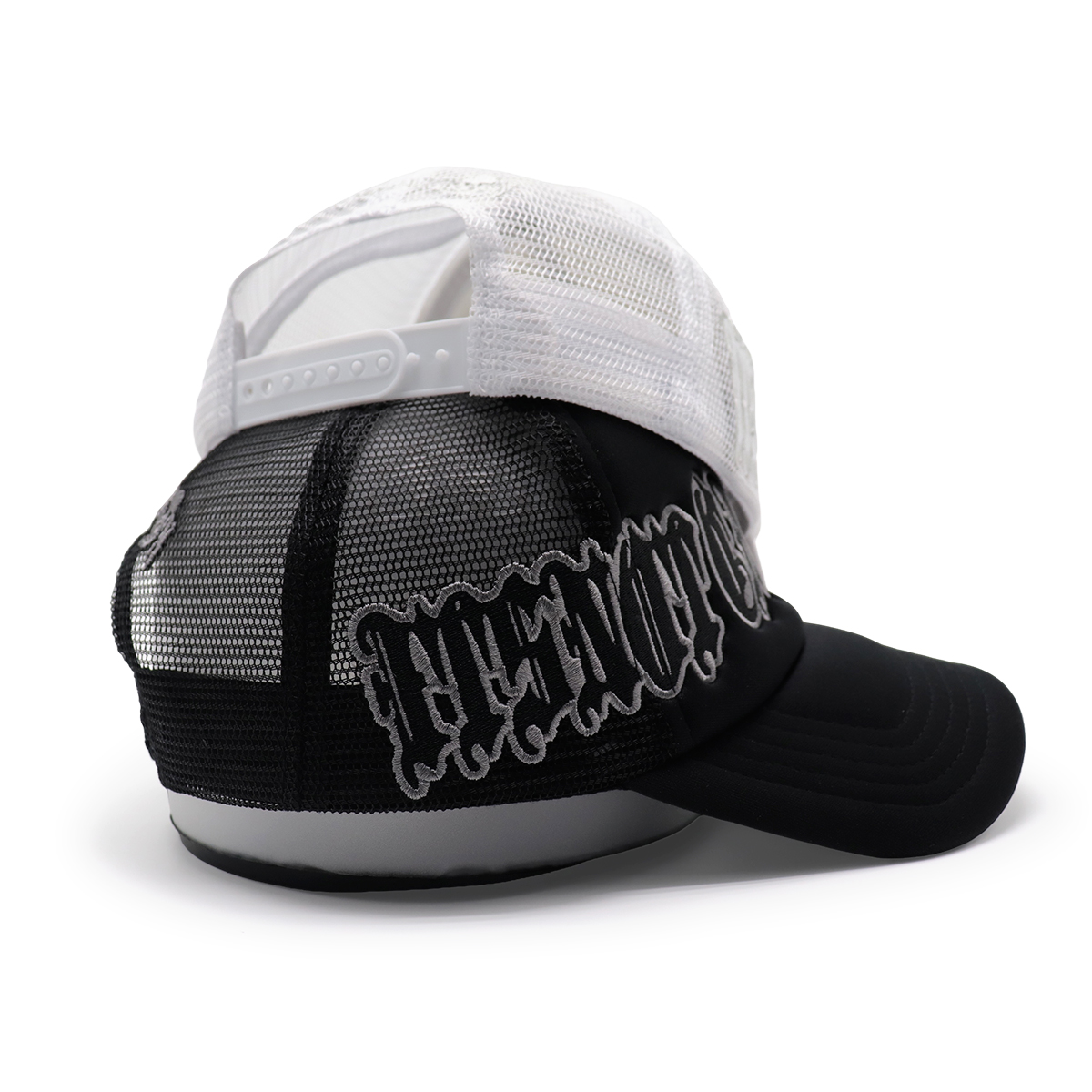 Gothic Skull Embroidered Trucker Cap – Adjustable Mesh Streetwear Hat