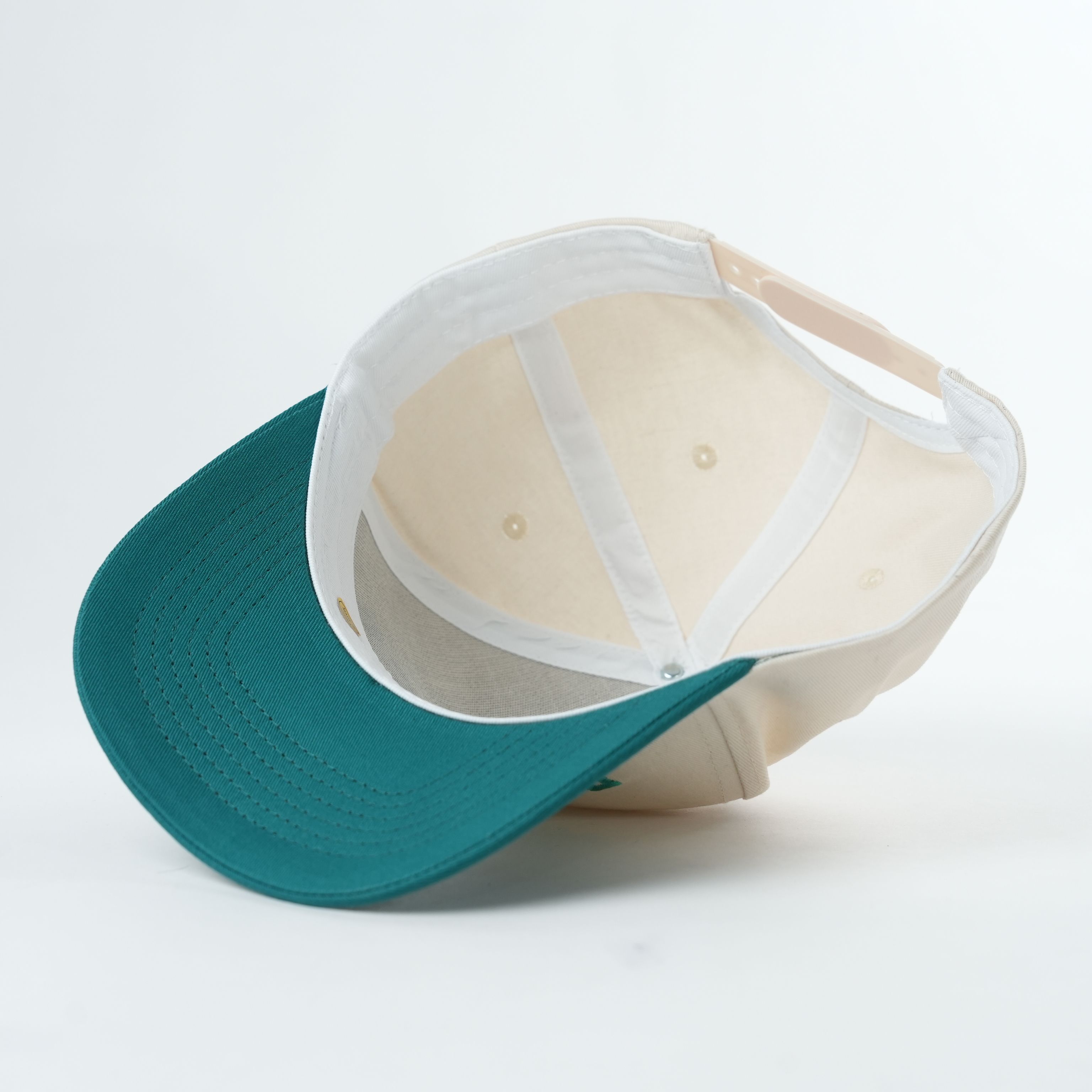 Stylish Two-Tone Cotton Baseball Cap with Adjustable Fit