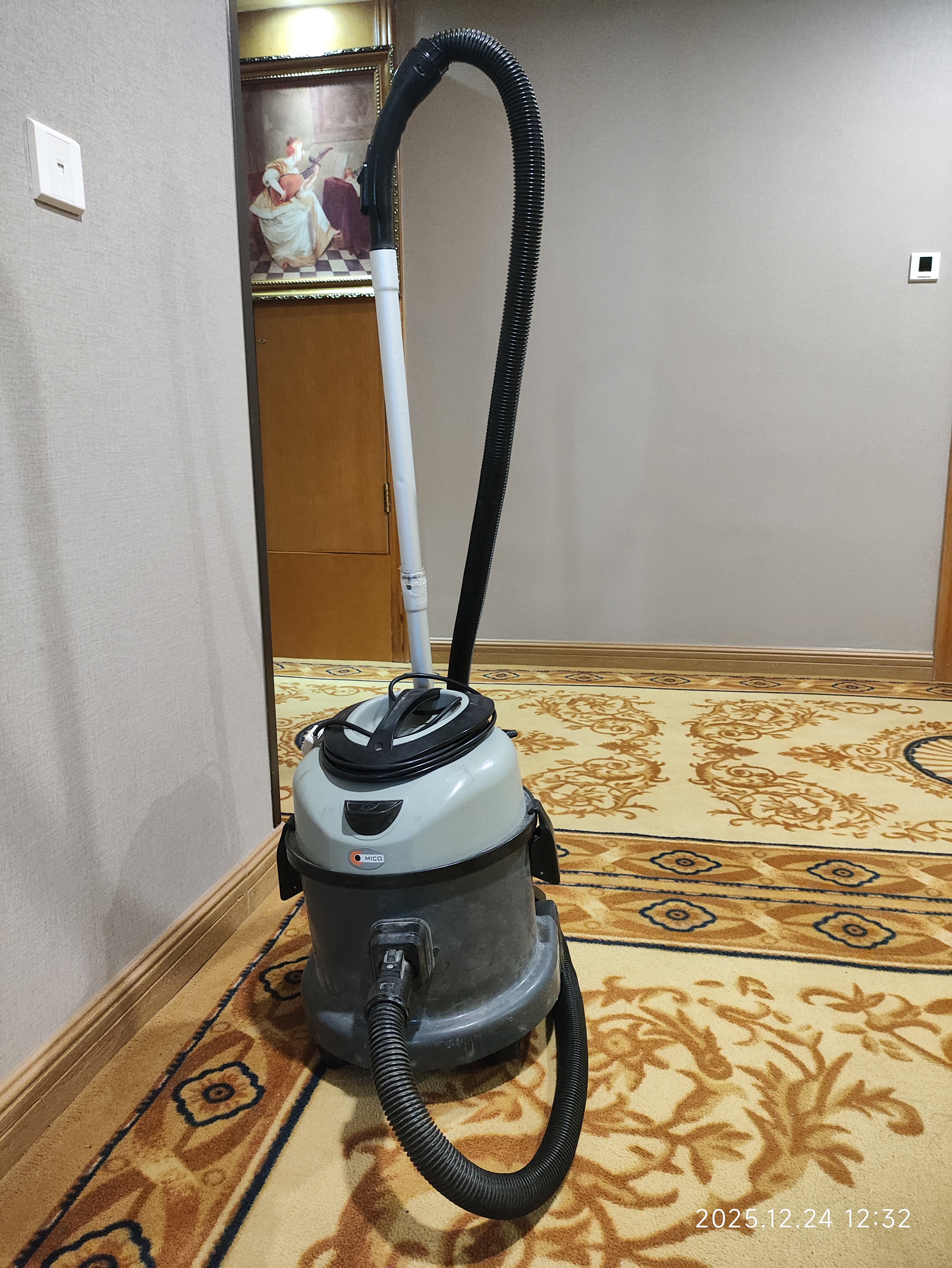 Heavy-Duty Wet and Dry Commercial Vacuum Cleaner