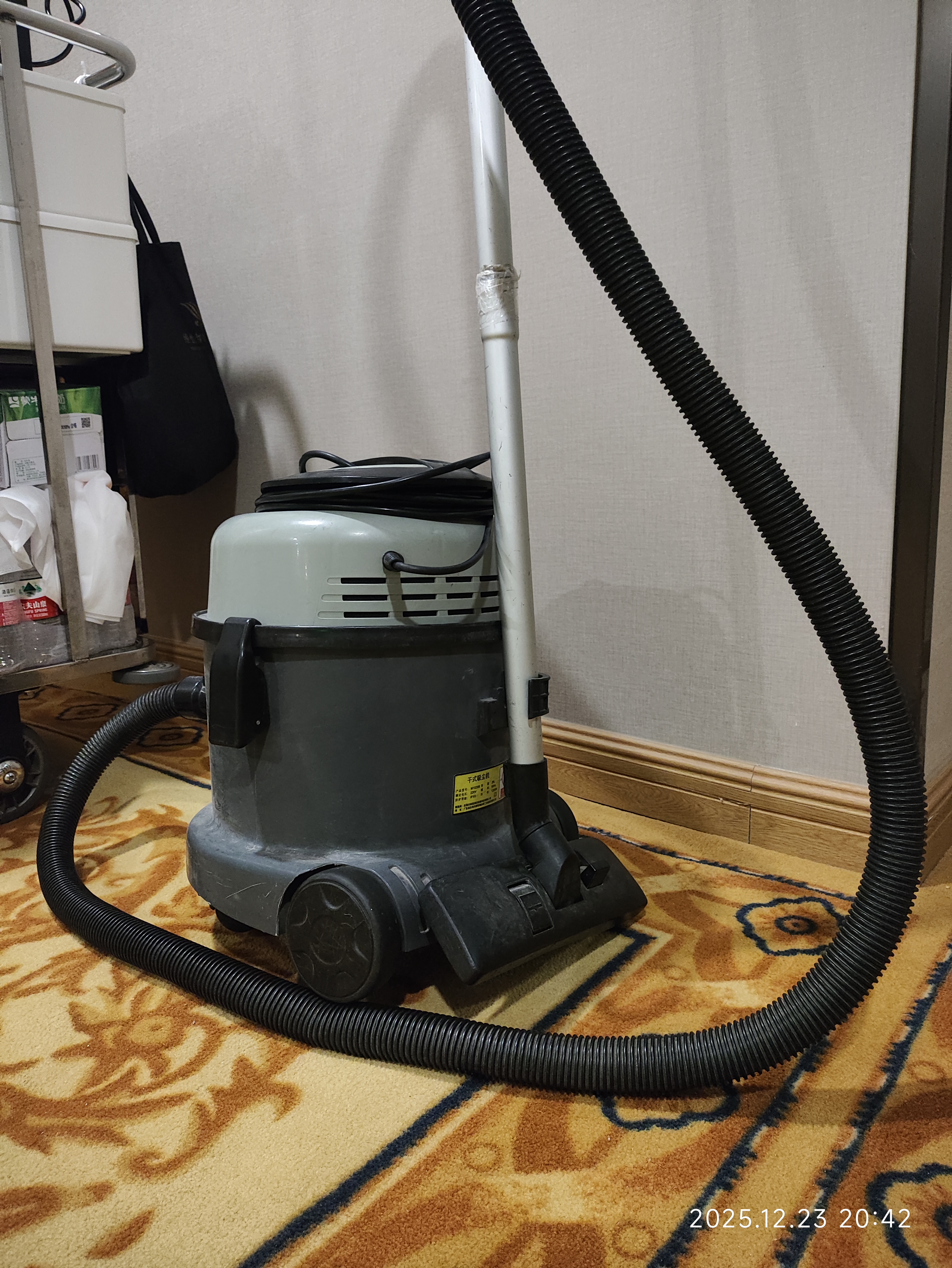 Industrial Barrel Vacuum Cleaner – High-Capacity Commercial Floor Cleaner