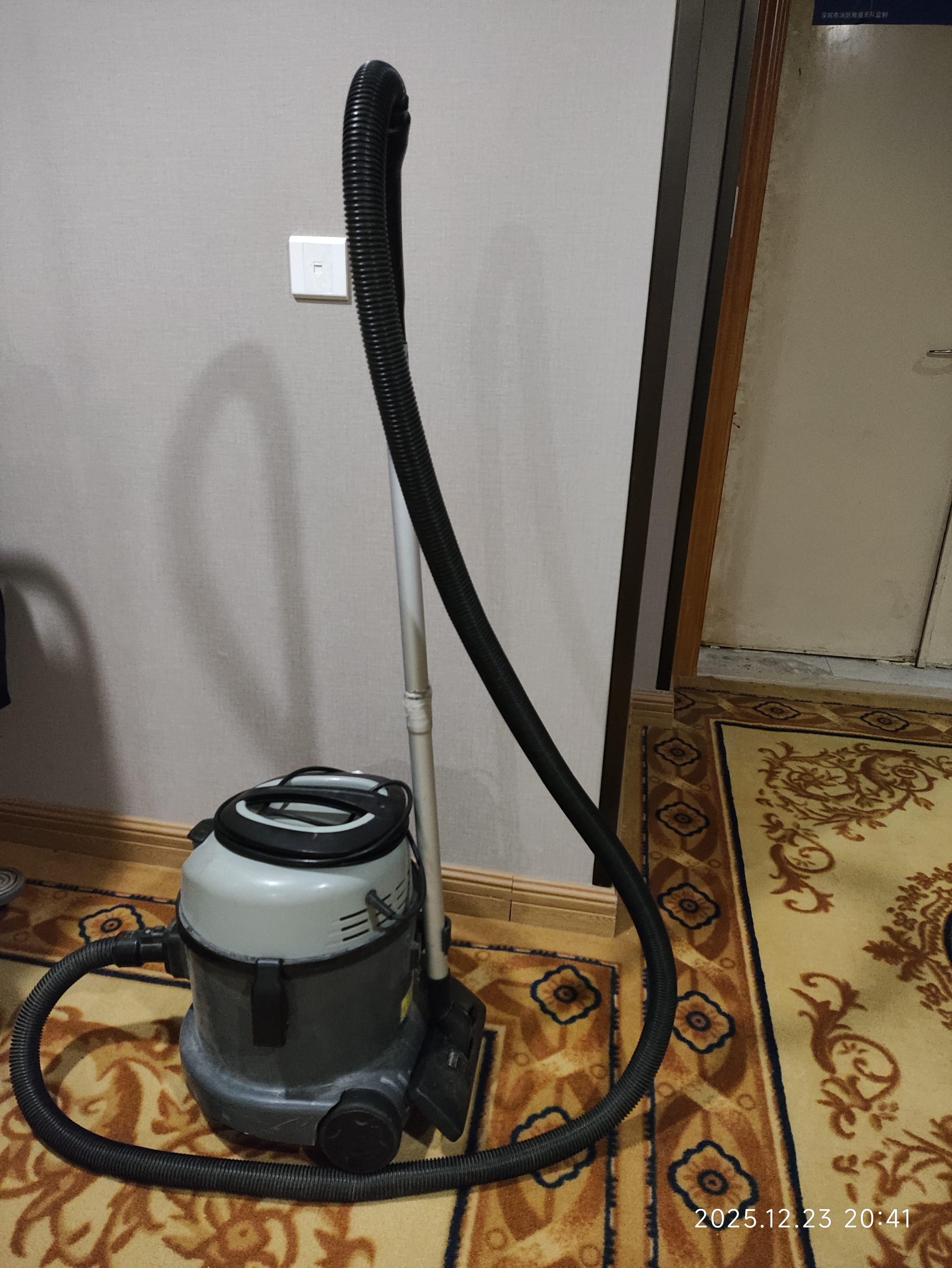 Heavy-Duty Wet and Dry Commercial Vacuum Cleaner