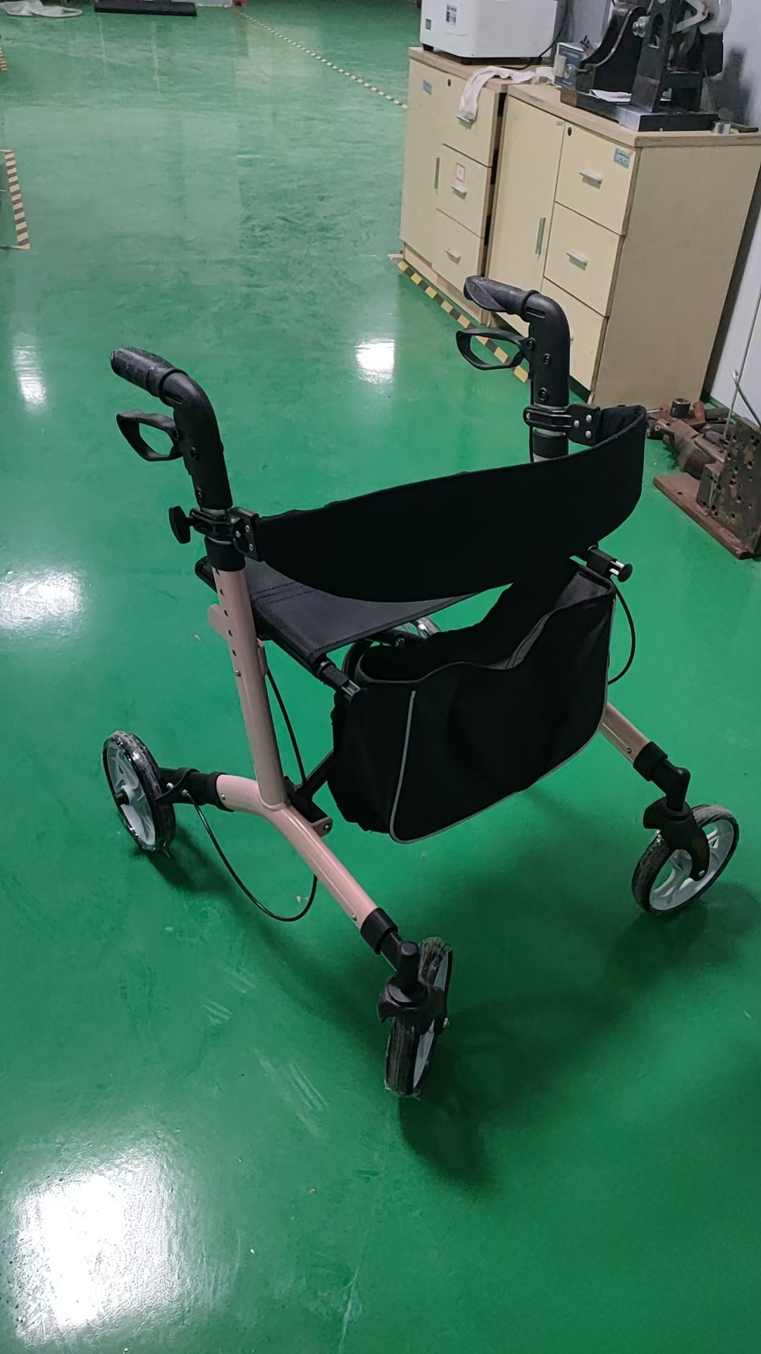 RS-AR2019 Ergonomic 4-Wheeled Rollator for Rehab and Daily Mobility with Removable Tray Table