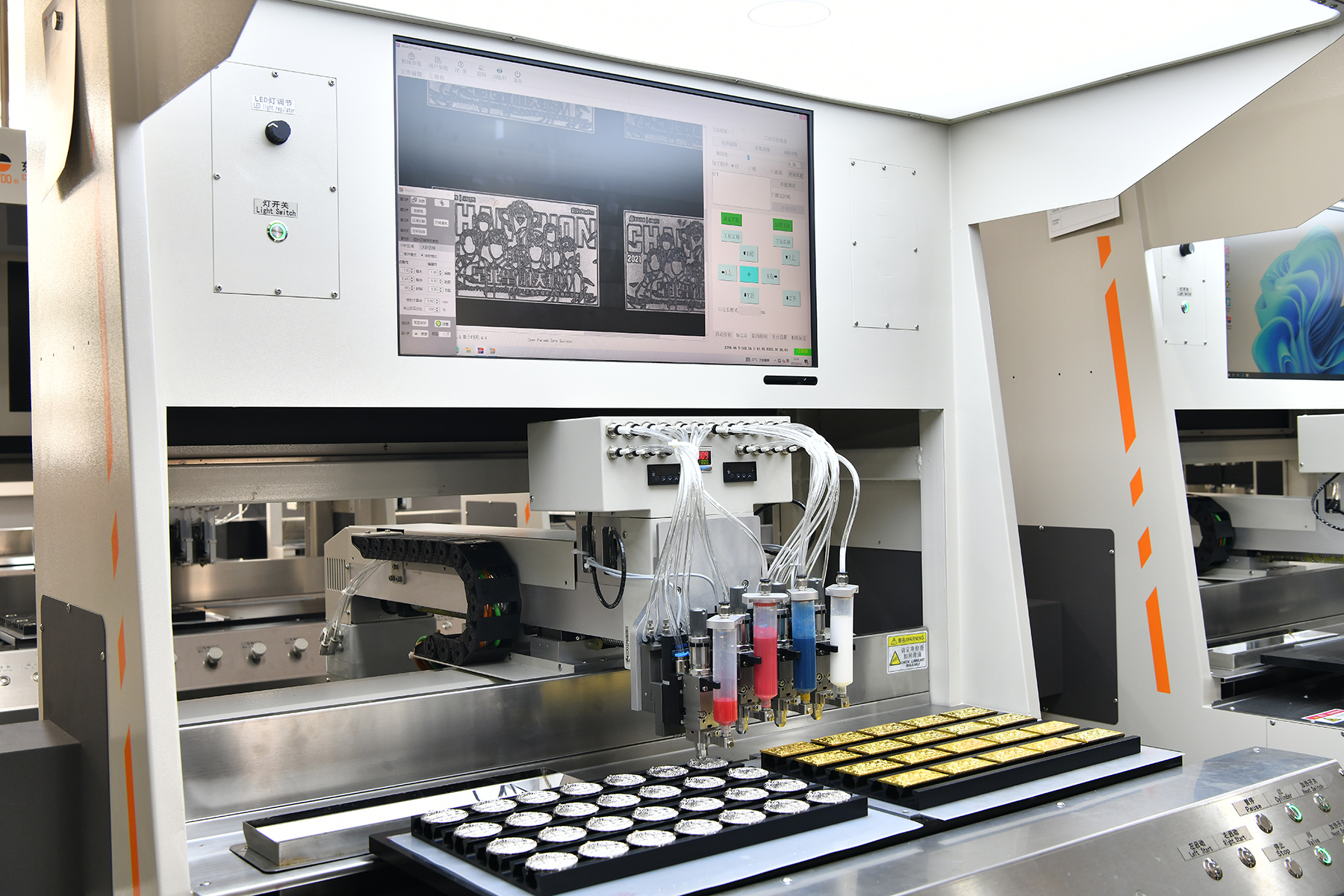 Iconic Emoji Enamel Pin Badge Filling Machine