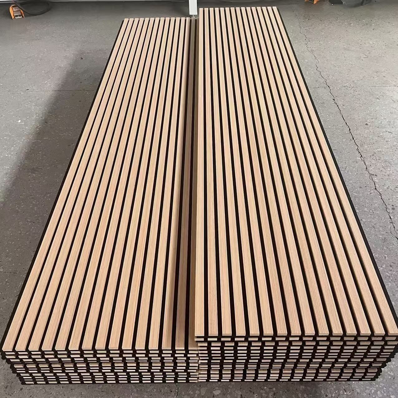 Panneau de mur en bois insonorisé panneau de clou insonorisé panneau MDF bande de bois 600mm PET feutre insonorisé panneau de suspension de plafond