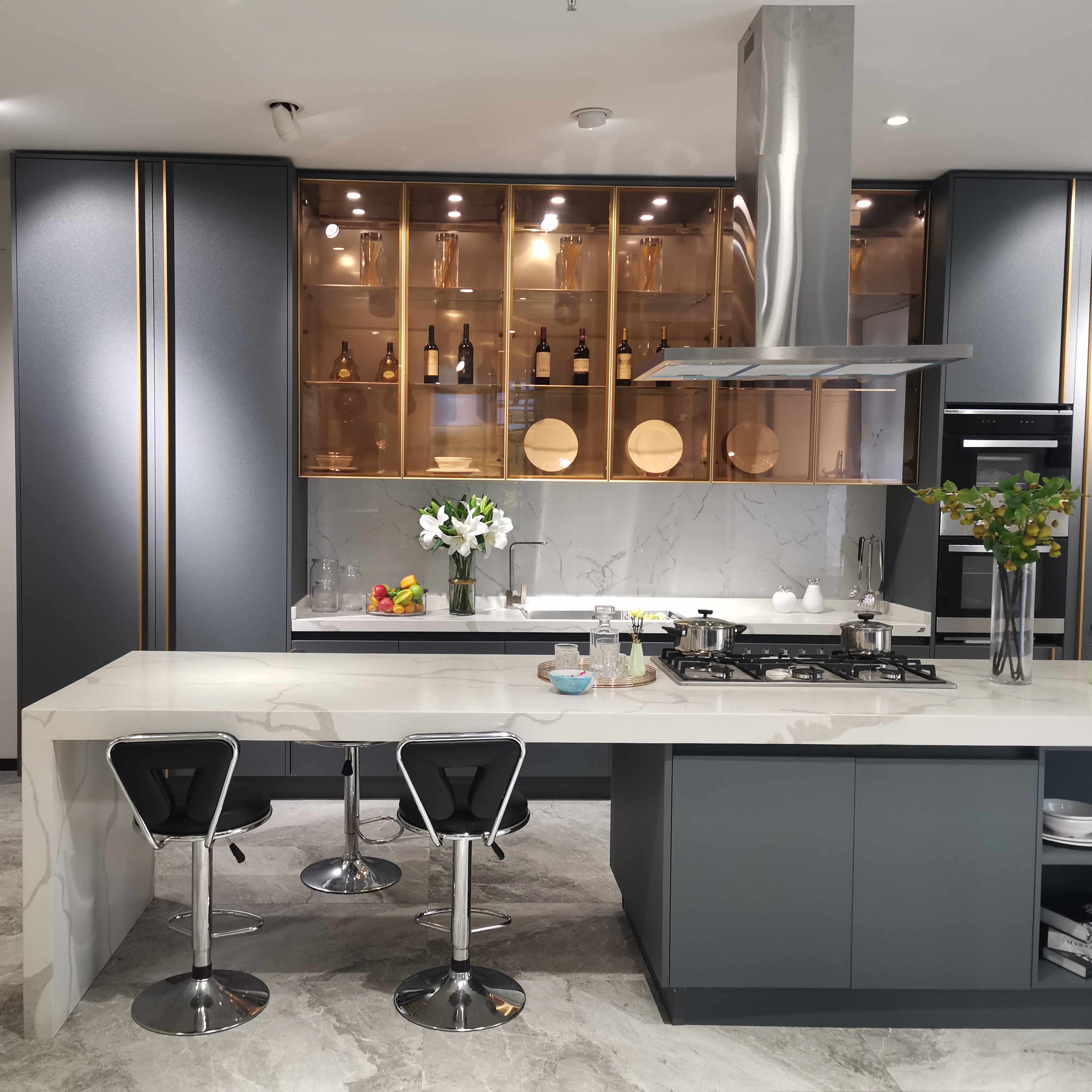 Contemporary Stainless Kitchen Elegance