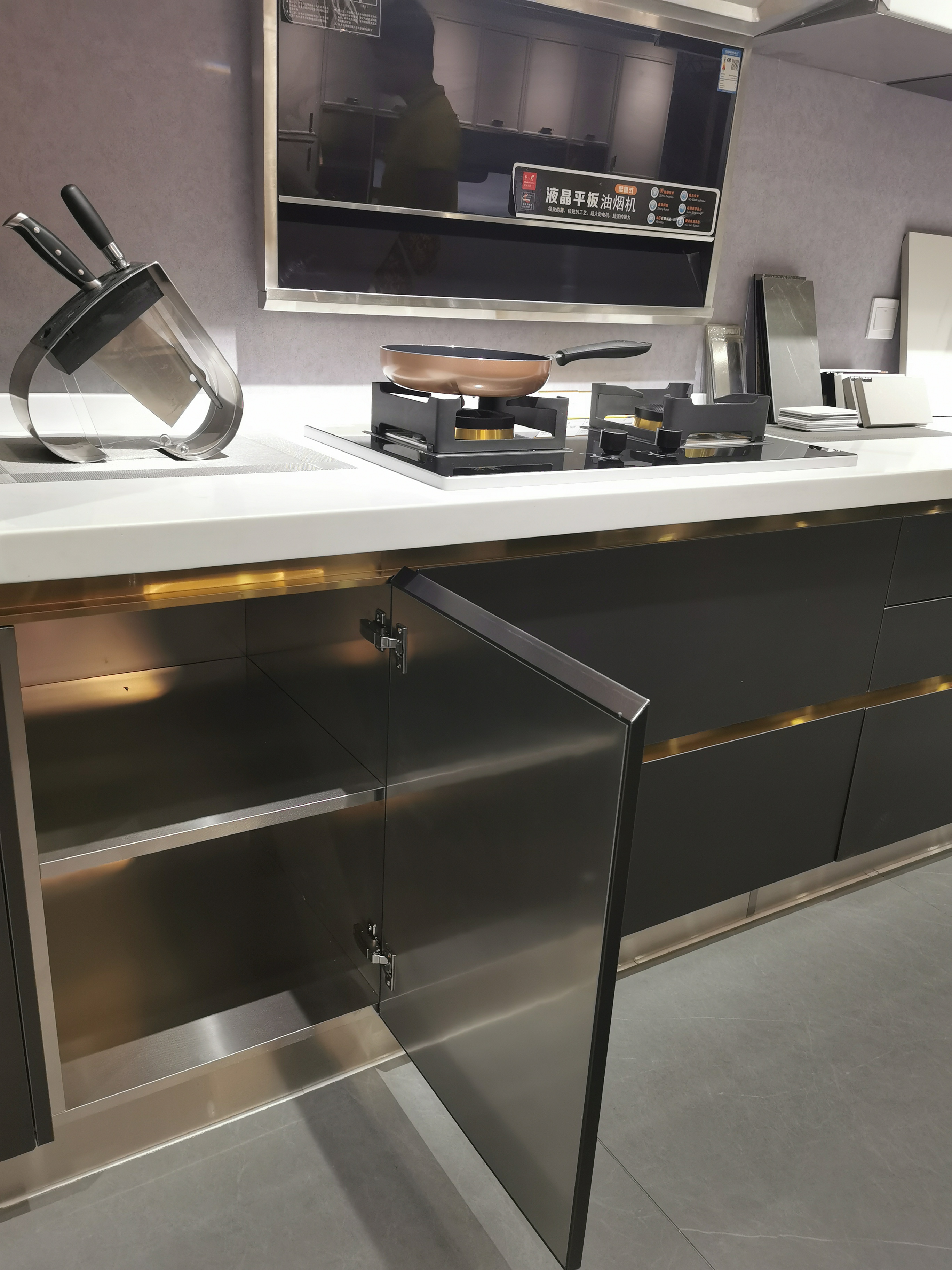 Sophisticated Stainless Kitchen Elegance