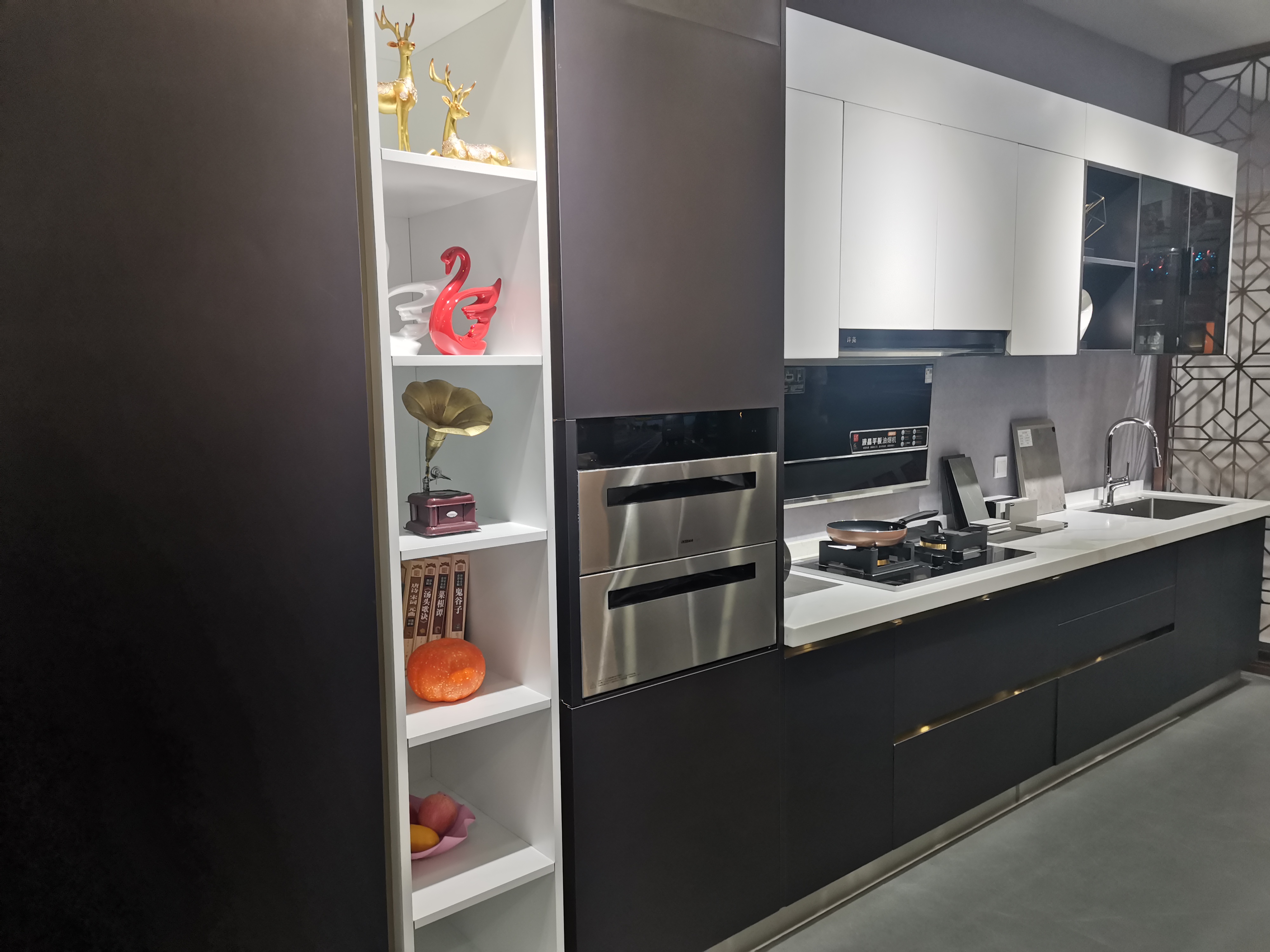 Sophisticated Stainless Kitchen Elegance