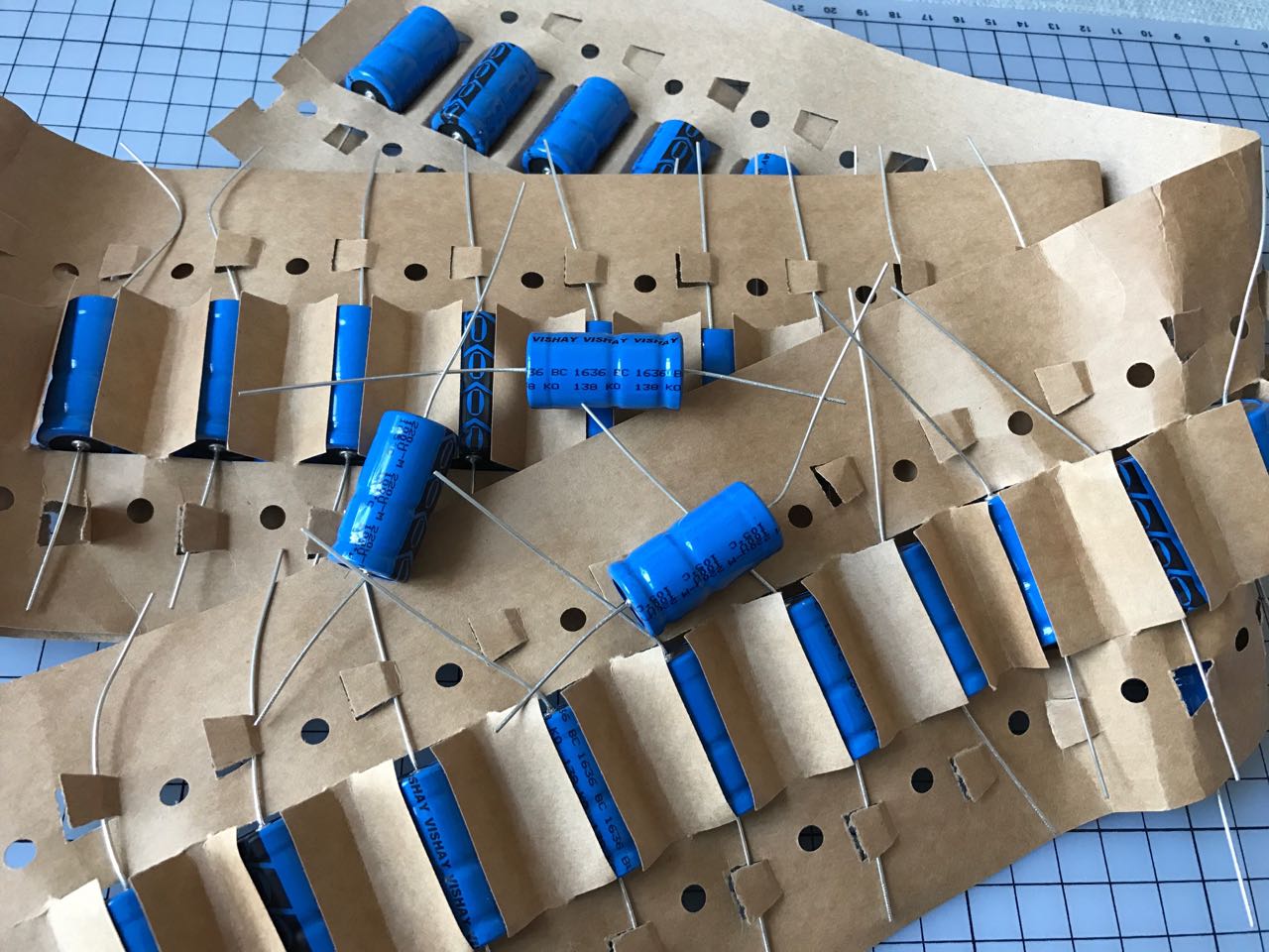 MAL213819221E3 Vishay Aluminum Electrolytic Capacitors - Leaded 220uF 100V 20% Axial