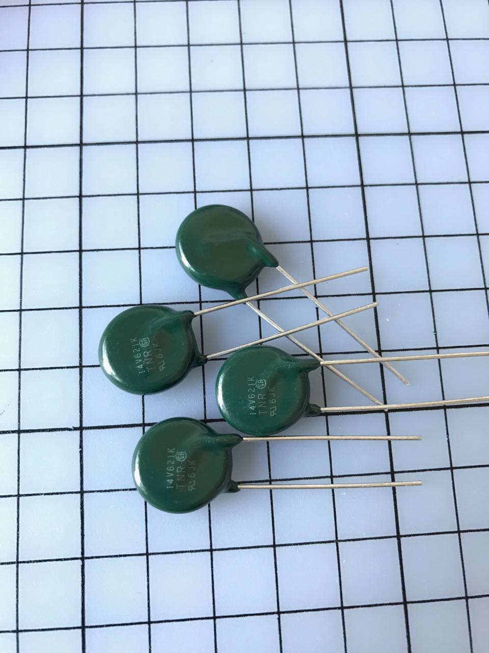 TND14V-621KB00AAA0 Nippon Chemi-Con 620V 136J 330pF ±10% +85℃ 1025V max