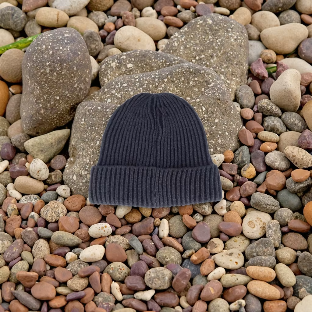 Eco-Friendly Unisex Custom Logo Patch Winter Hats Classic Black Knit Beanies for Men Women Warm Ski Cuff Cap for Beach Scene