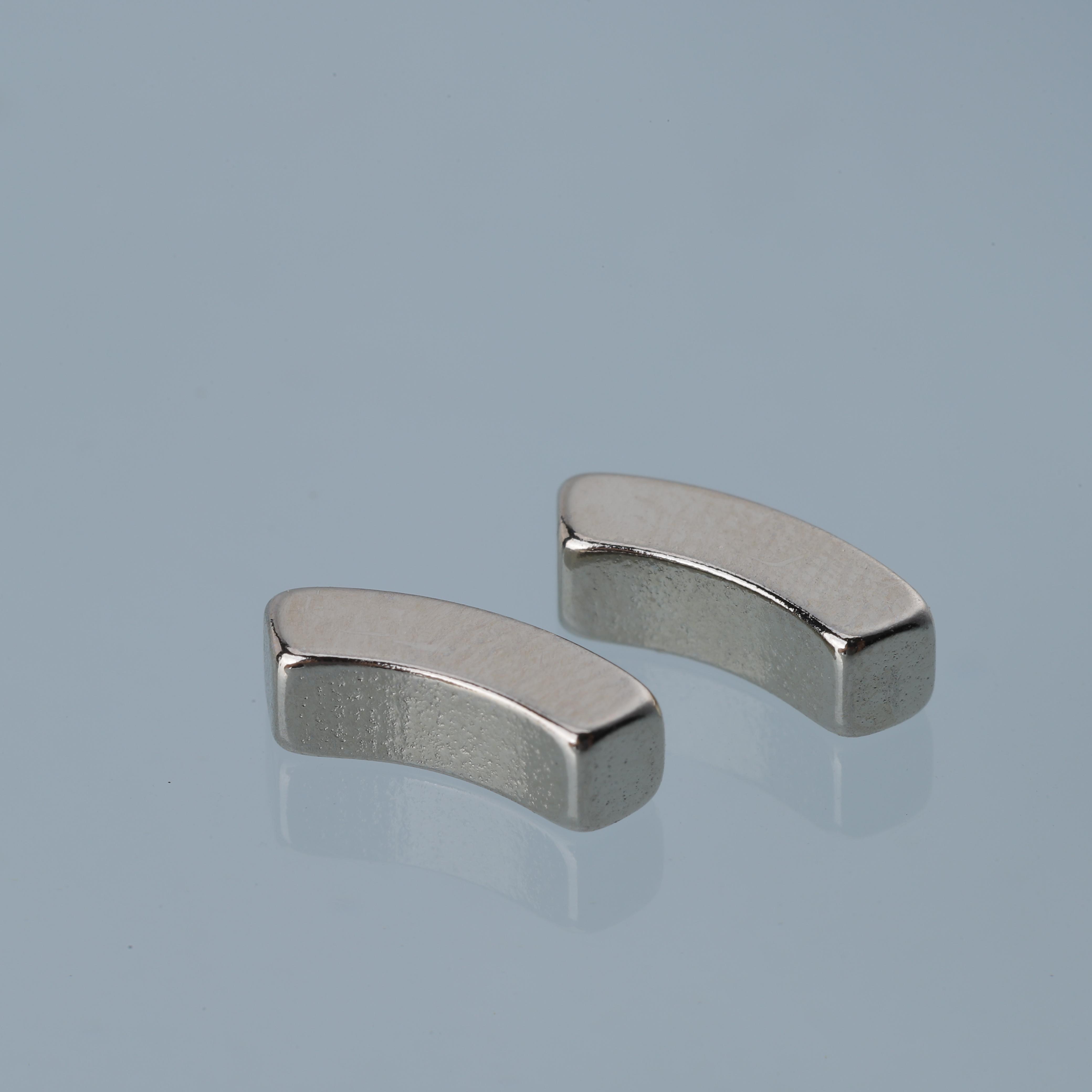 Magnets for smart earphones