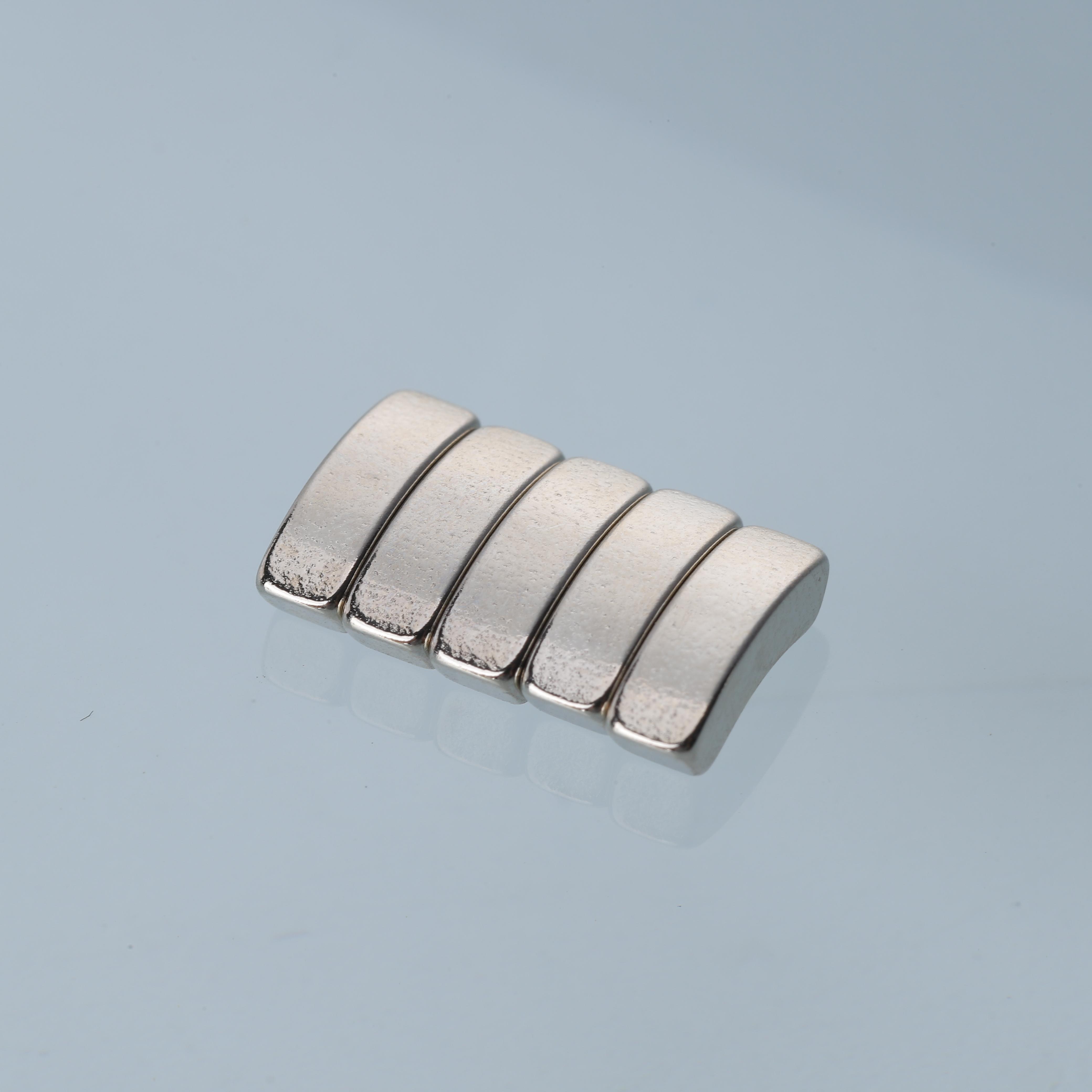 Magnets for smart earphones