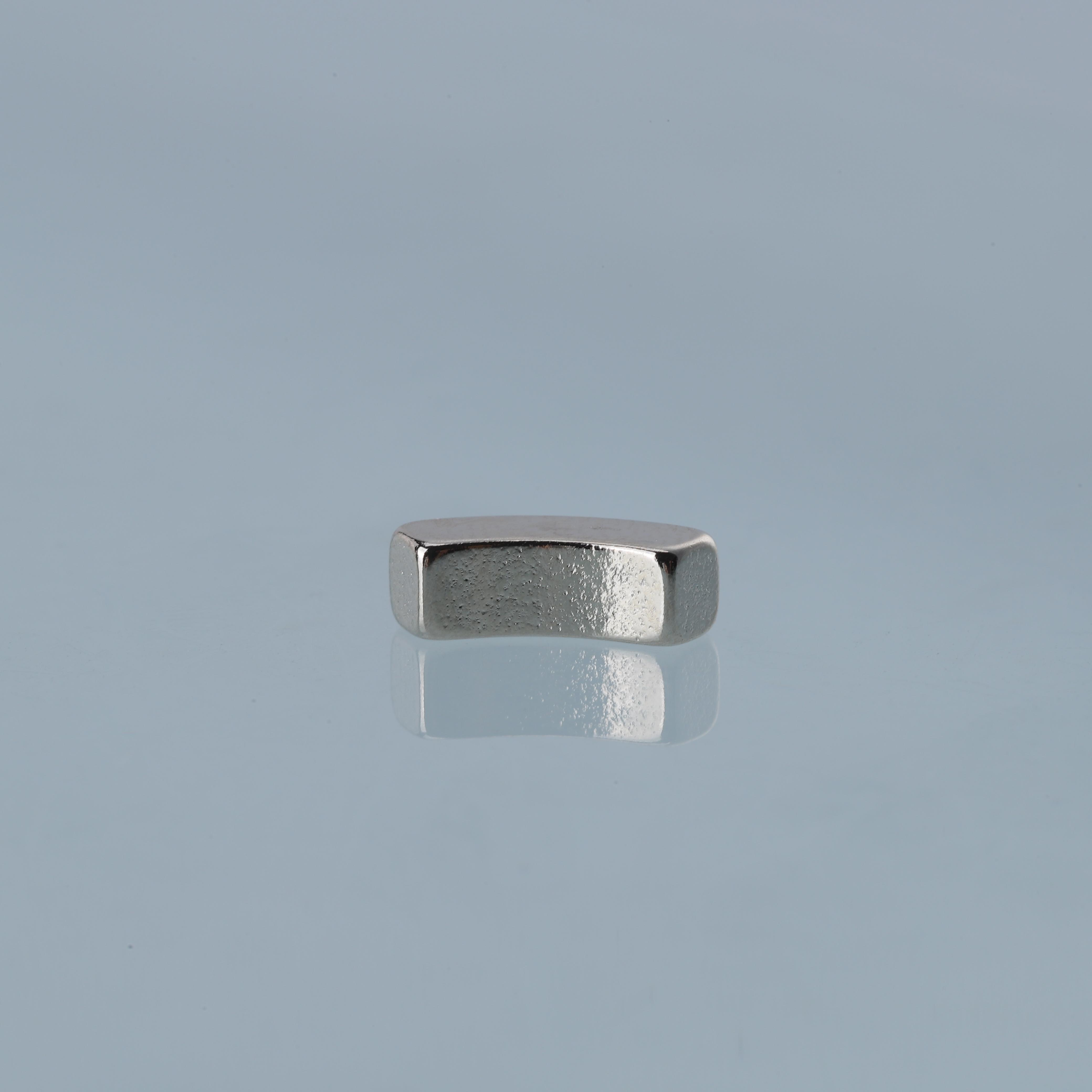 Magnets for smart earphones