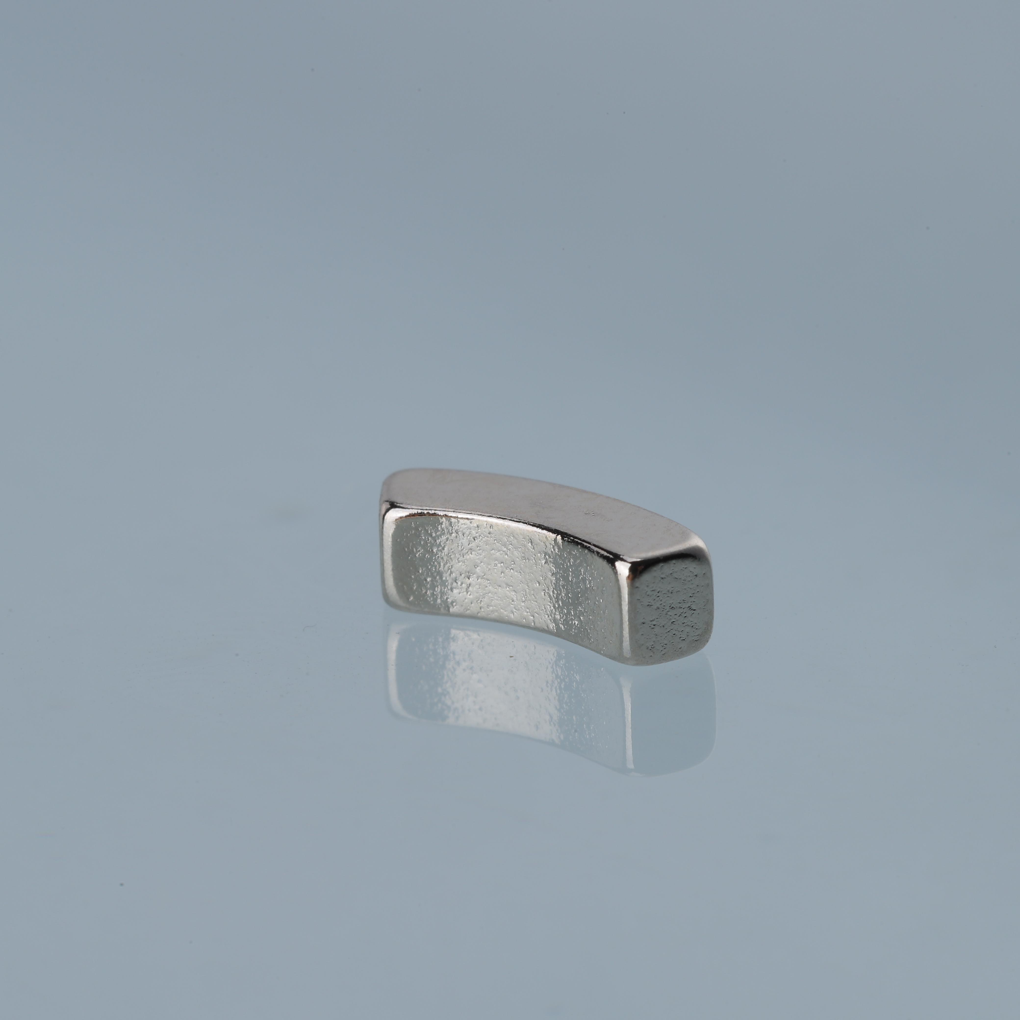 Magnets for smart earphones