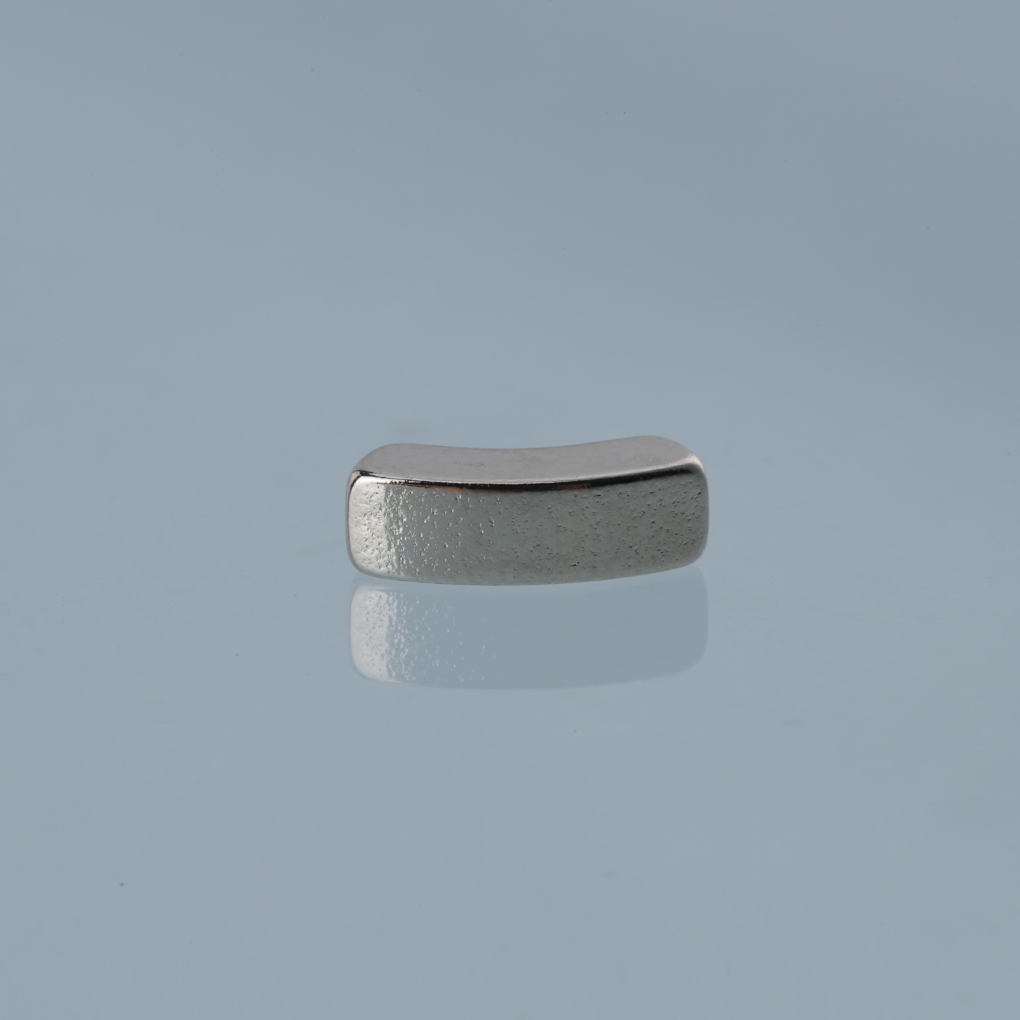 Magnets for smart earphones