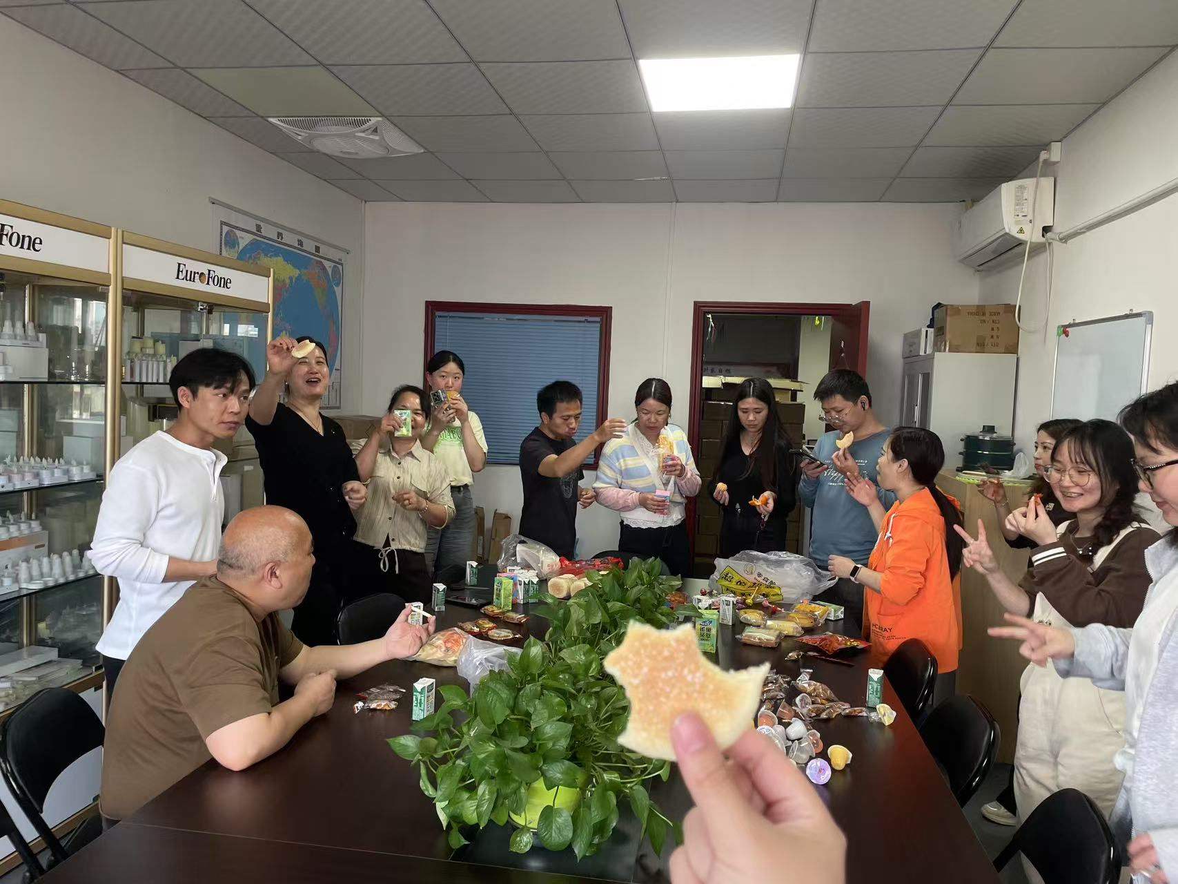 2025: Rush to deliver goods, the warm light of the production line