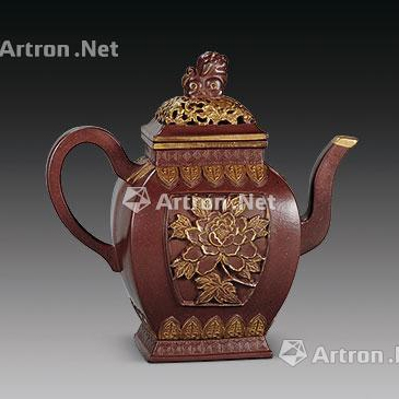 瑞兽钮富贵牡丹描金壶（清康熙）