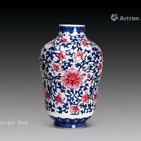 青花胭脂釉宝相花赏瓶（清乾隆）