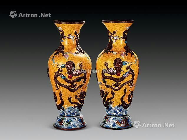 铜黄地锦纹高浮雕龙纹赏瓶一对（清乾隆）