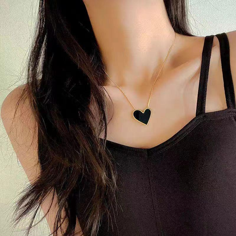 Black Heart Pendant Necklace – Romantic Gold Chain for Women’s Fashion