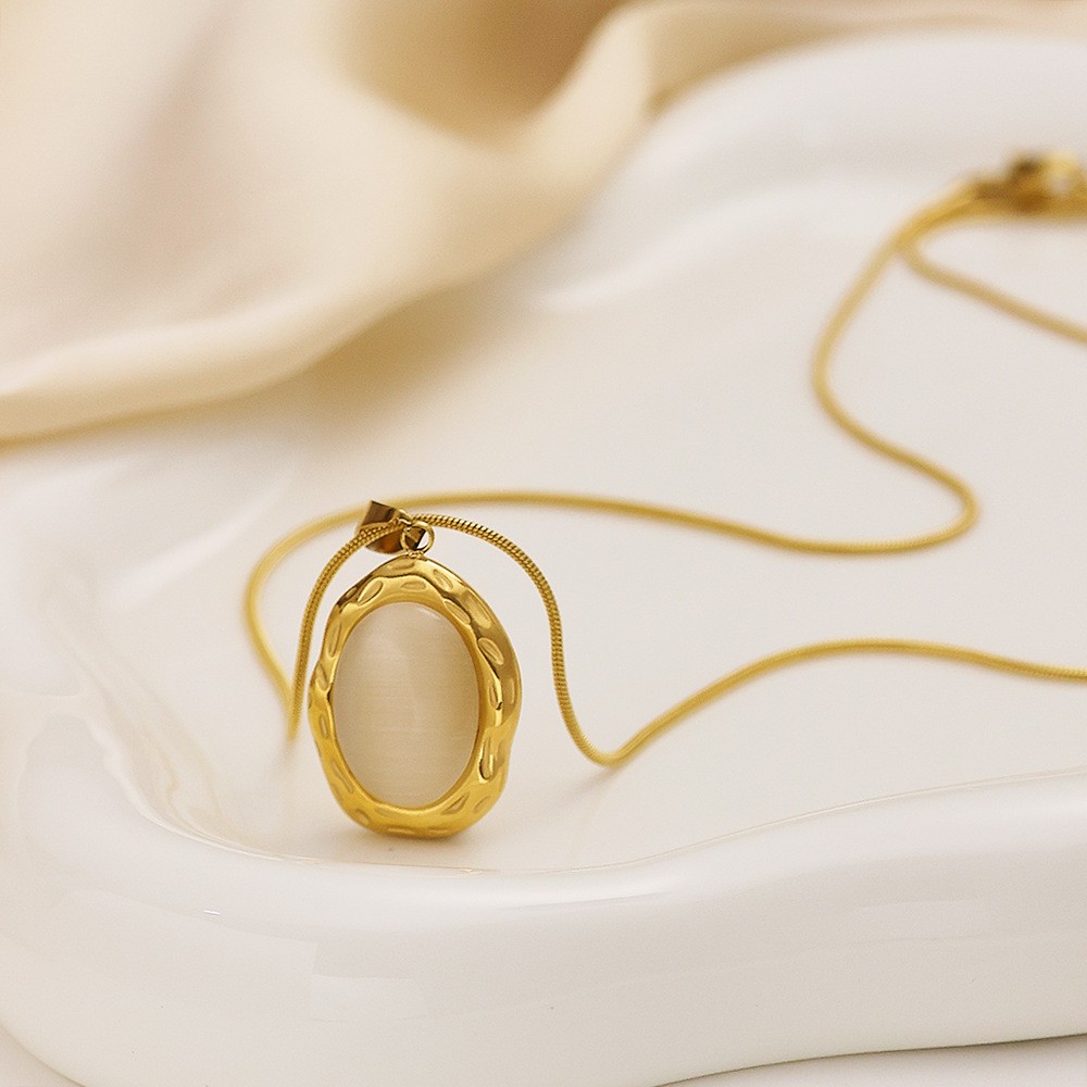Elegant Oval Pendant Necklace for Women – Gold-Tone Retro Chic Jewelry with Smooth Stone Accent