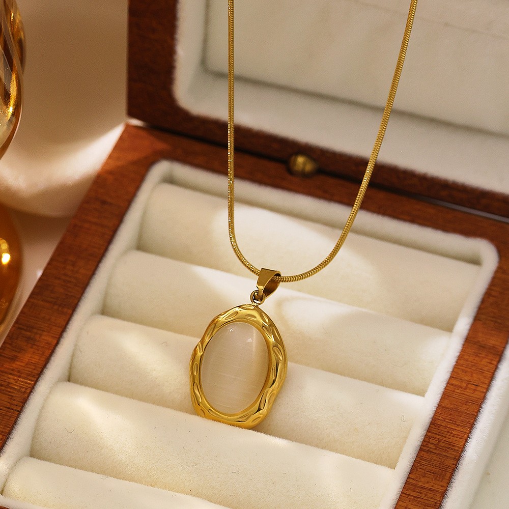 Elegant Oval Pendant Necklace for Women – Gold-Tone Retro Chic Jewelry with Smooth Stone Accent
