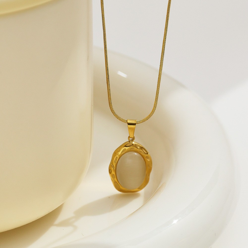 Elegant Oval Pendant Necklace for Women – Gold-Tone Retro Chic Jewelry with Smooth Stone Accent