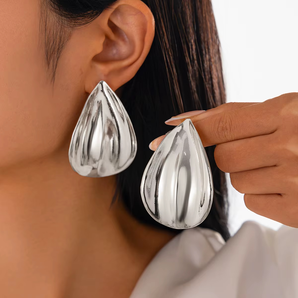 Designer Smooth Metal Arc Water Drop Stud Earrings Jewel for Women Trendy Lady Daily Simple Earrings Fashion Jewelry Accessories